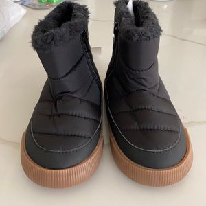 Kids H &M unisex brand new boots